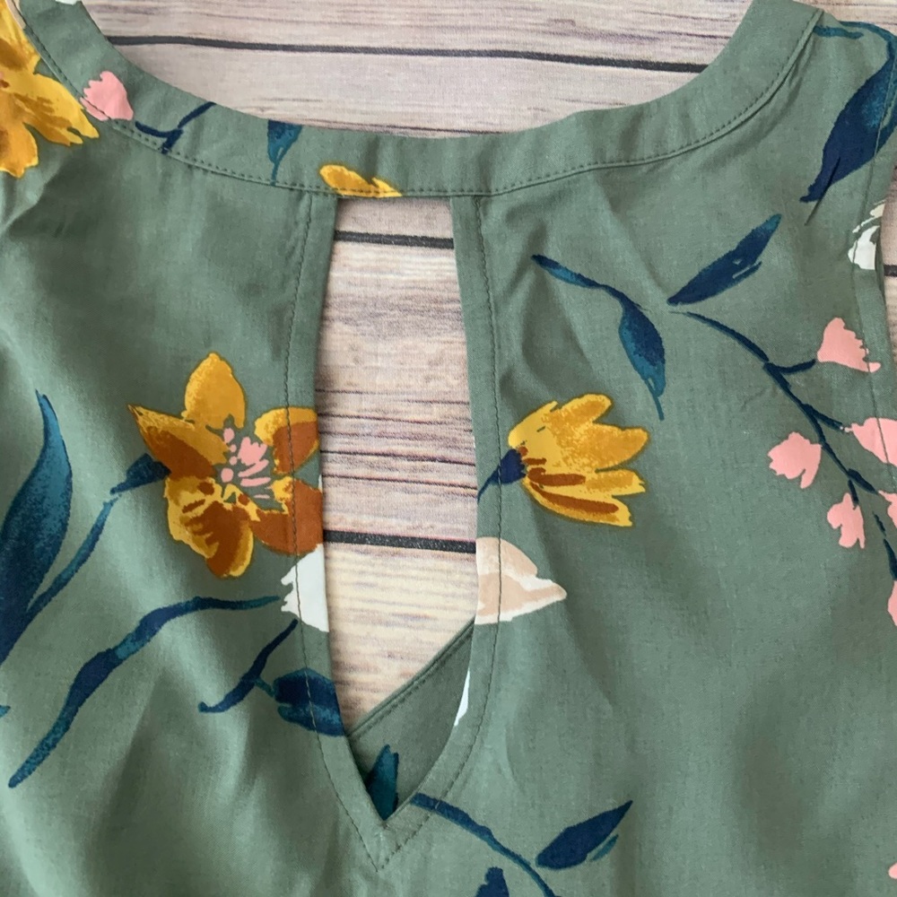 Old Navy Green Floral Sleeveless Blouse - Picture 6 of 6
